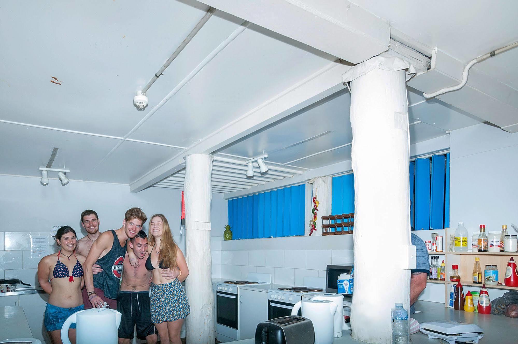 Reef Backpackers Hostel Кернс Екстериор снимка